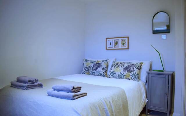 Central 1 Bedroom Apartment Near Tower Hill With Balcony