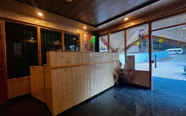 Hotel Mid Orchard Kasol (Riverside)