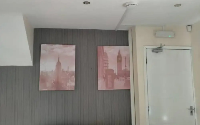 Spacious 3bed House in Walsall With Parking Onsite