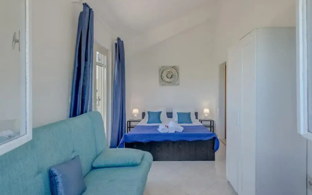 Seaside Getaway Holiday Home With Patio Slatine