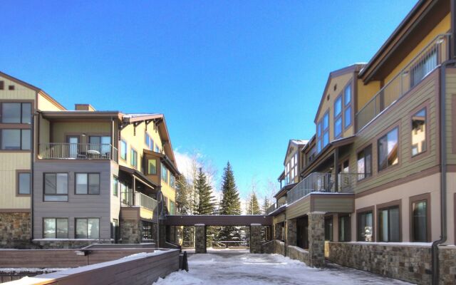 2759 Slopeside 1 Bedroom Condo by RedAwning