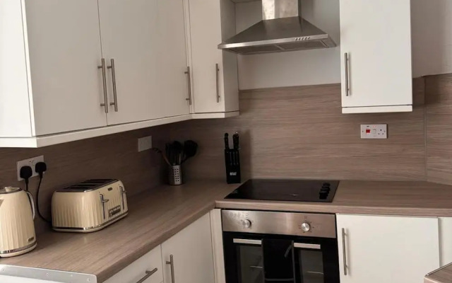 House - Sleeps 6 - Pet Friendly - Garden - Parking