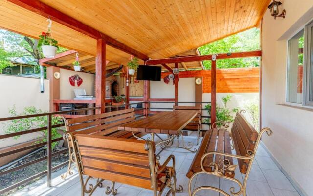 Pensiunea Casuta cu Trandafiri 2