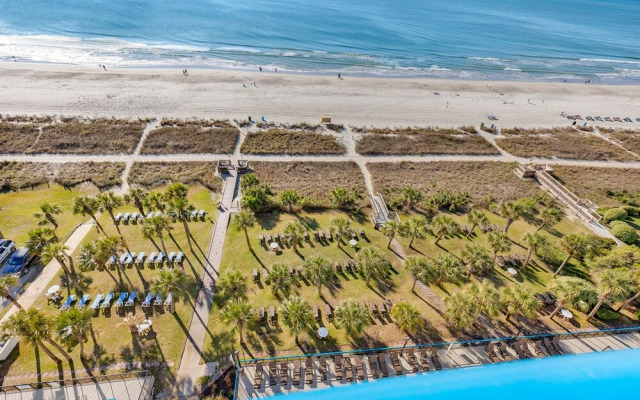 Oceanfront Boardwalk Condo w Private Balcony & Close to the Beach