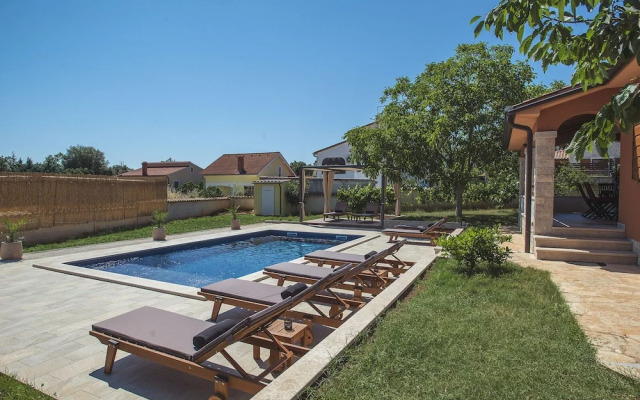 Villa in Peroj With Pool