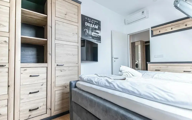 Luxury AC Balcony Apartment City Center