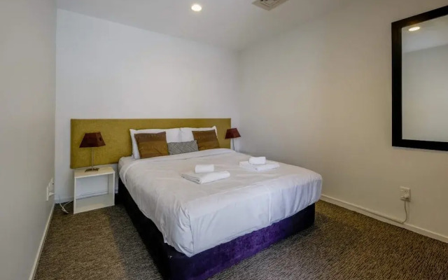 Cosy Renovated 1 Bedroom Apartment in CBD Hotel