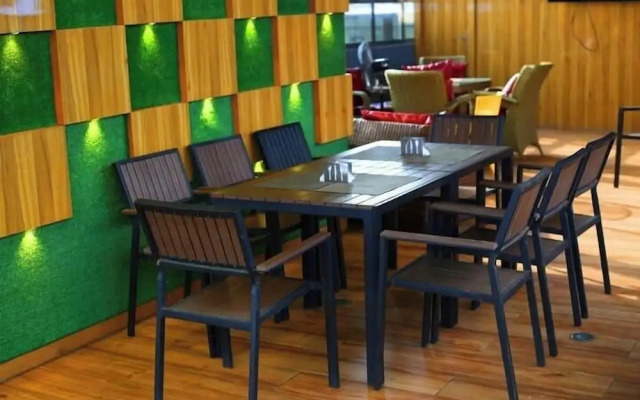 Q Nuts Lounge And Suites