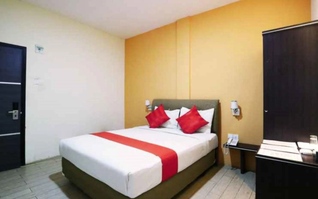 Blitz Hotel Batam Near Sultan Mahmud Ri'ayat Shah Mosque