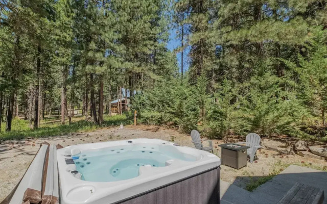 Cascades Adventure Cabin 2 Bedroom Home by NW Comfy Cabins by RedAwning