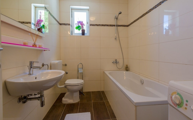 Adorable Holiday Home With Private Pool & Great Covered Terrace