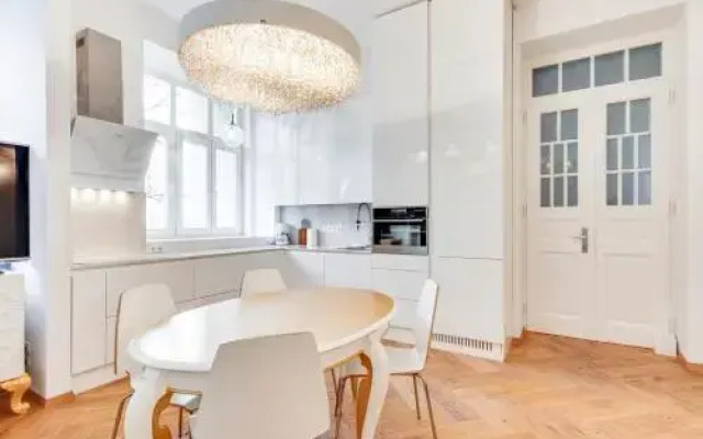 Central and Luxurious Beethovnova Apartment