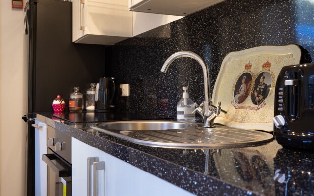 The Mews, With Free Private Parking, Windermere
