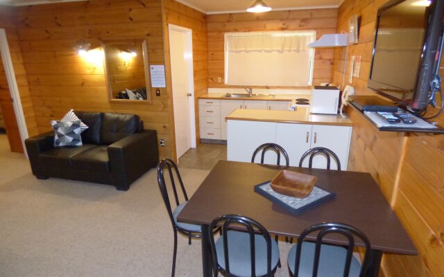 Cedarwood Lakeside Motel & Conference Venue