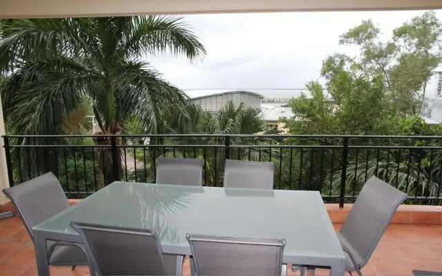 Zen Bridgeport Waterfront Balcony Dining - Pool