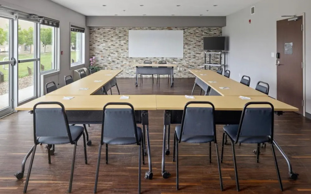 Home Inn and Suites Regina Airport