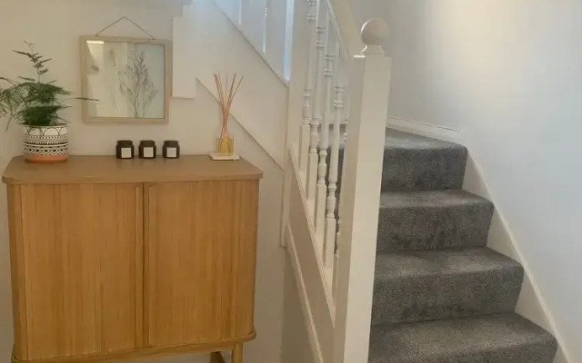 Charming 2-bed Apartment in Swansea