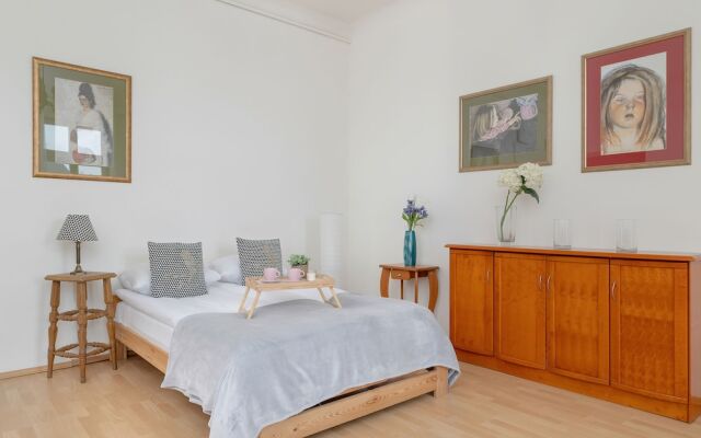 Picturesque Apartment Krakow by Renters