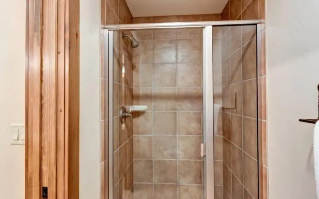 Luxury 2 Bedroom Mountain Vacation Rental in Breckenridge With Access to a Hot Tub and Heated Garage Parking