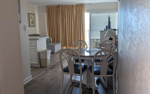 Traders Inn Beach Club