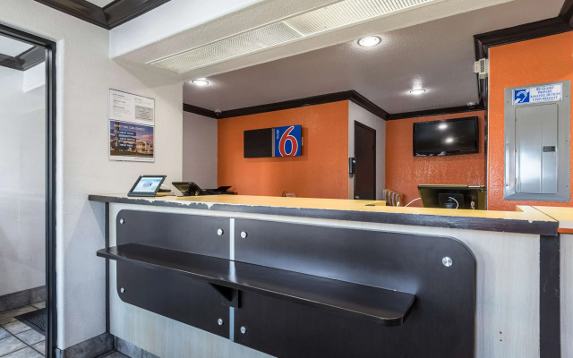 Motel 6 Riverside, CA - UCR East