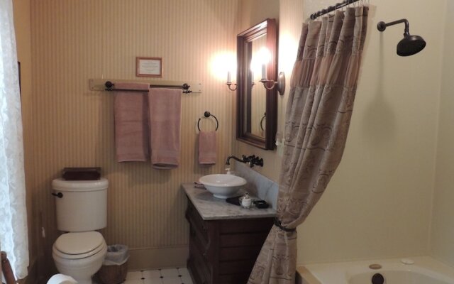 1868 Magnolia House Inn