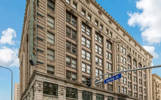 Stylish 2br/2ba At HWH by Oneluxstay