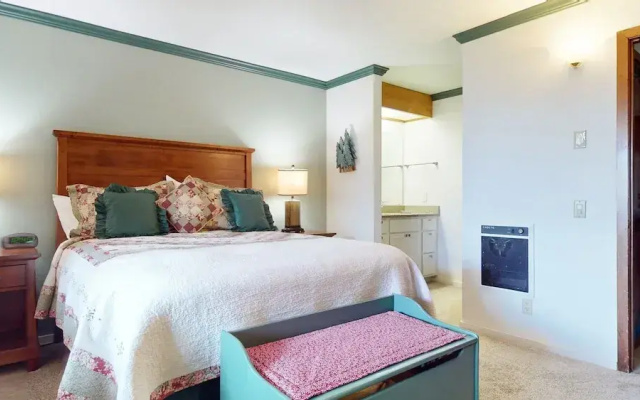 Meadow Ridge 28 Spacious and Secluded, Private Washer Dryer, Close to Eagle by RedAwning