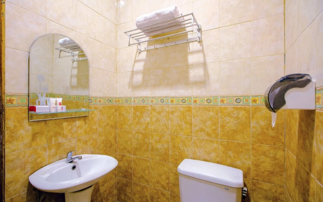 OYO 1770 Hotel Mawar Saron 2