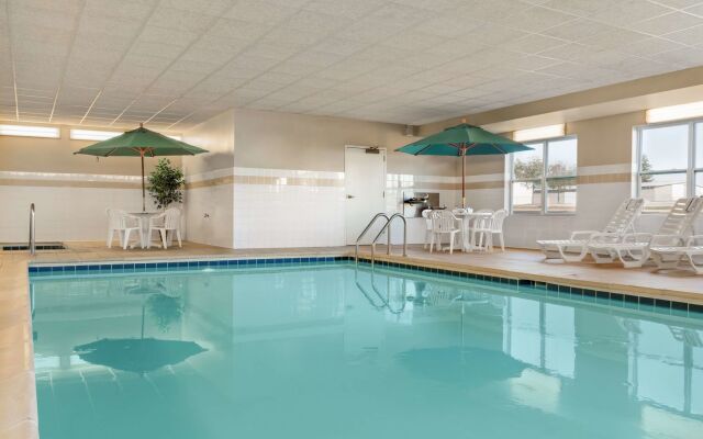 Country Inn & Suites by Radisson, Peoria North, IL