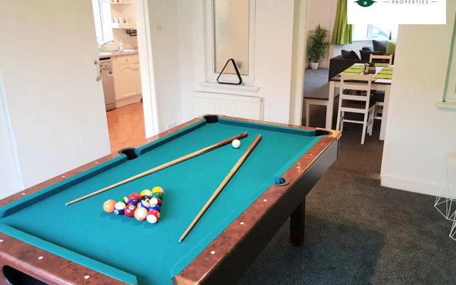 Classy 3-Bedroom MAC House with Garden - Pool Table - Netflix