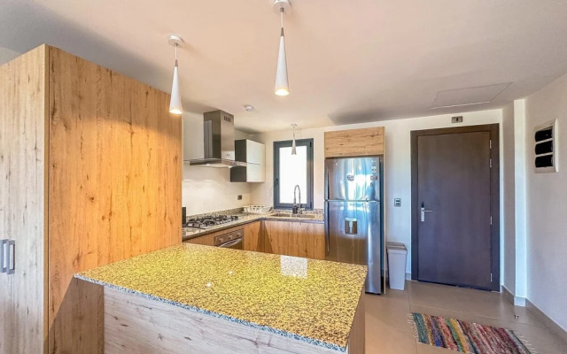 Modern Luxury Condo Close to the Beach