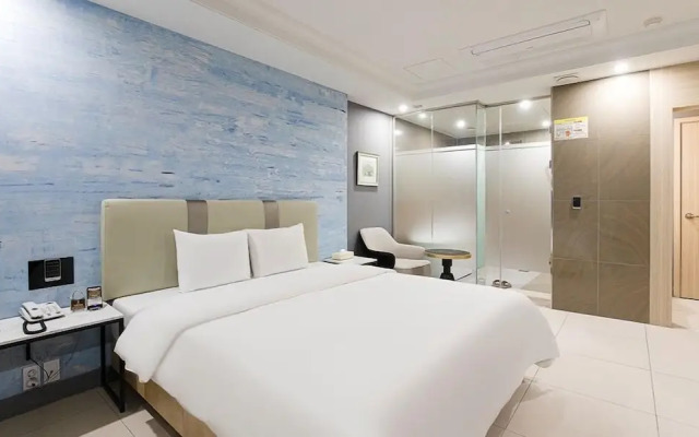 Hotel The One