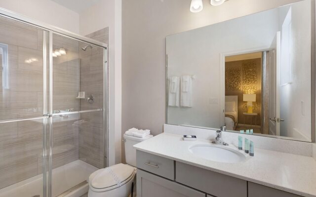 St010v: 10 Bed, Spiderman, Fashionista