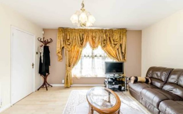 Lovely 3 Bedroom House, Northolt