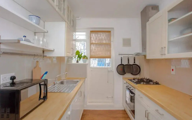 Contemporary 2 Bedroom Flat in Bayswater