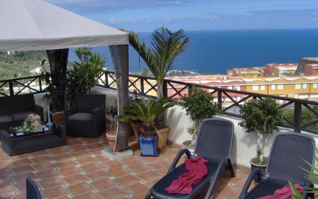 Rustic Holiday Home With Balcony and sea View