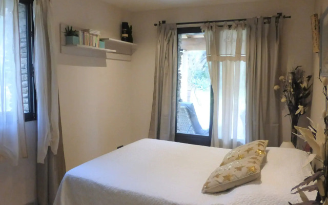 Stone House Near Chateauneuf-du-pape Vineyards