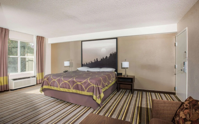 Super 8 by Wyndham Sevierville Riverside