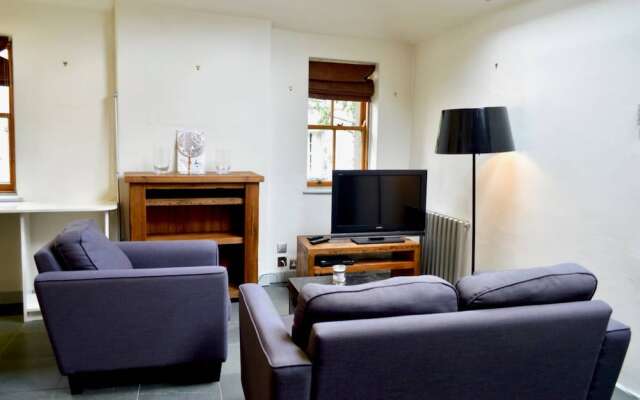 2 Bedroom Edinburgh Flat on Quiet Cobbled Street