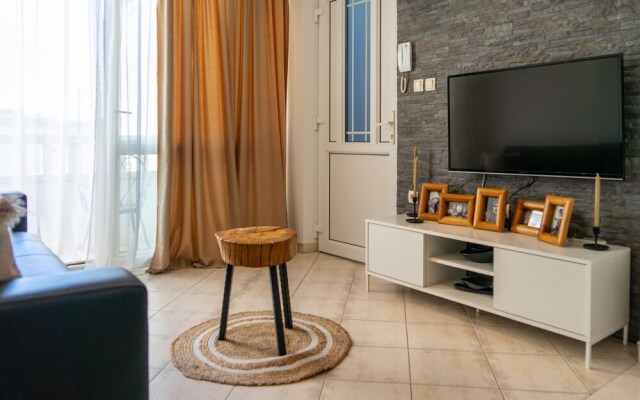 Modern Apartment With Balcony, Near Shopping Mall