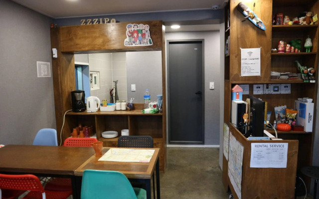 Zzzip Guest House - Hostel