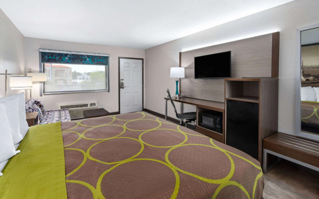 Super 8 by Wyndham Prattville Montgomery