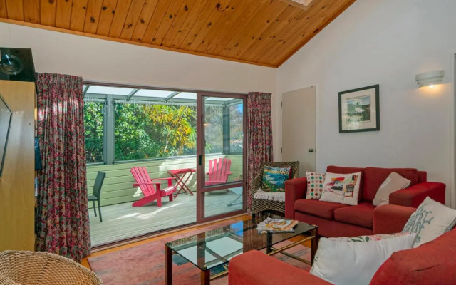 Carefree at Cooks - Cooks Beach Bach