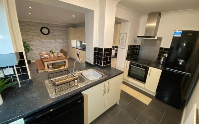 Lovely family home, 5 minutes from the beach