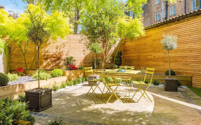Stunning Home Near Earl's Court by Underthedoormat
