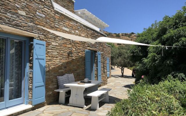 Seaside small villa by VillaRentalsgr