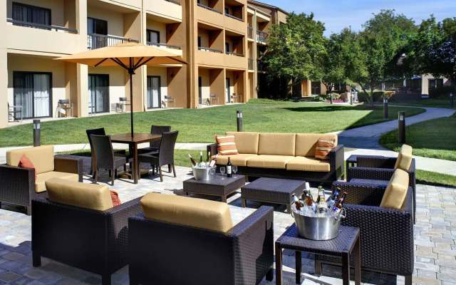 Courtyard Toledo Airport Holland