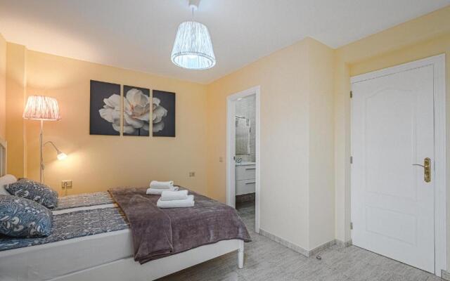 YELLOW 3 bedroom large apartment for 10 guests