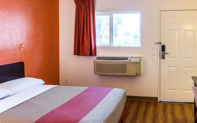 Motel 6 Bakersfield, CA - Convention Center